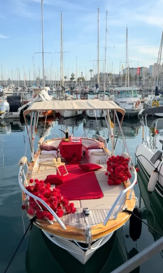 Barcelona: Romantic Boat Date