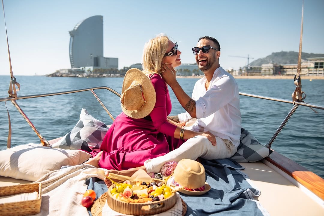 Barcelona: Romantic Boat Date