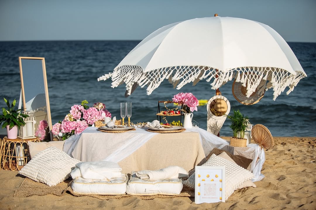 Barcelona: Romantic Beach Picnic